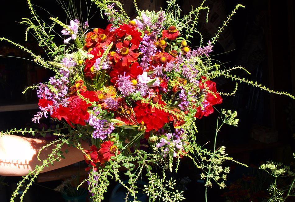 Bouquet décoratif à base de Gomphrenas, Dahlias, Helenium et Agastaches