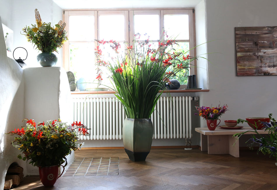Mise en fleur d'une exposition céramique